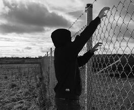 AMAROK thief climbing fence