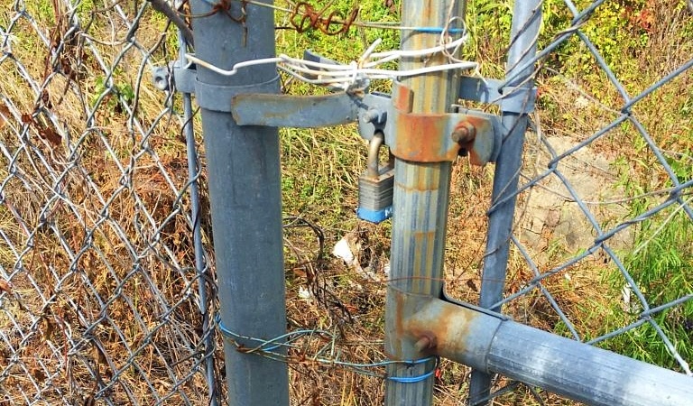clothes hanger used to improperly fix a perimeter security fence